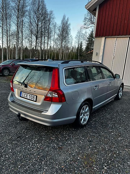 Volvo V70 3 of 8