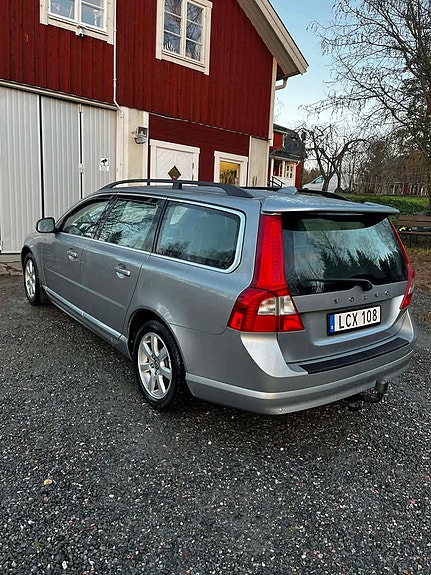Volvo V70 2 of 8