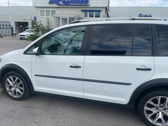 Volkswagen Touran Cross 2 of 5