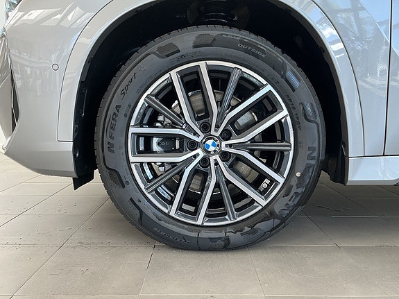 BMW iX1 4 of 5