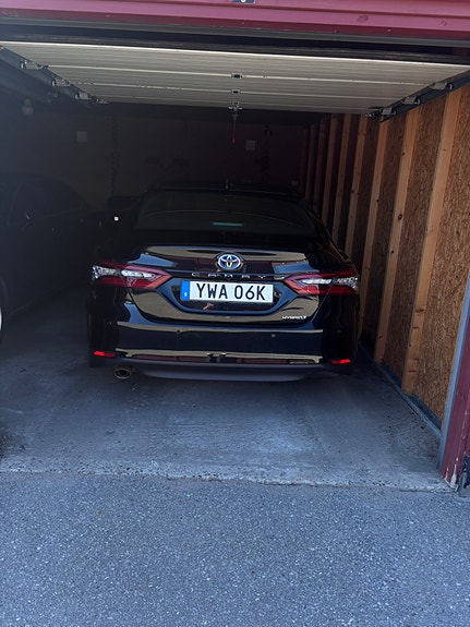 Toyota Camry 2 of 5