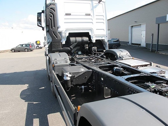 MAN TGX 35.520 8x2H BL CH 6 of 14