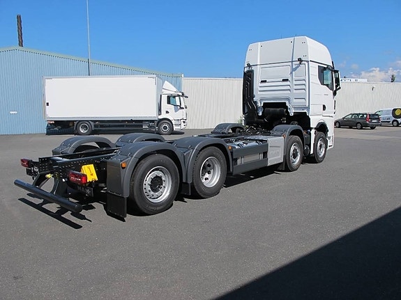 MAN TGX 35.520 8x2H BL CH 8 of 14