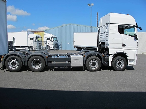 MAN TGX 35.520 8x2H BL CH 9 of 14