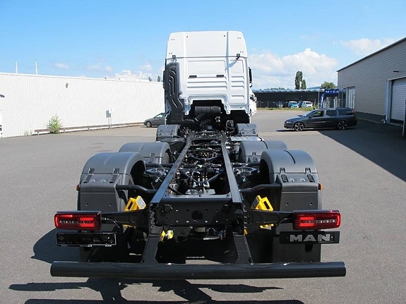 MAN TGX 35.520 8x2H BL CH 7 of 14