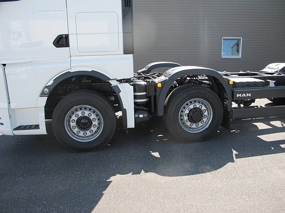 MAN TGX 35.520 8x2H BL CH 5 of 14
