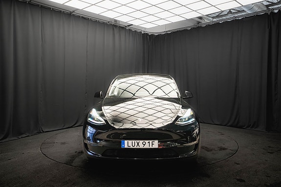 Tesla Model Y 4 of 5
