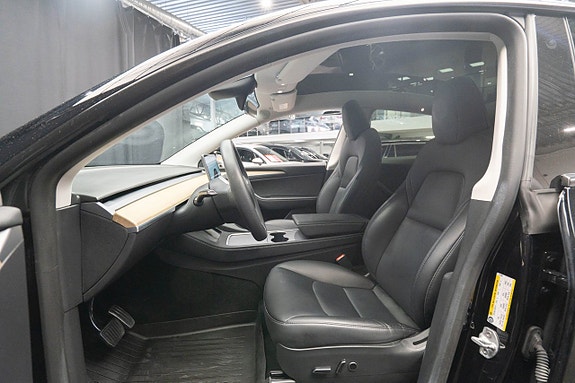 Tesla Model Y 16 of 23