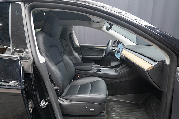 Tesla Model Y 20 of 23