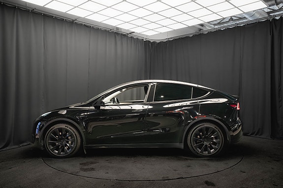 Tesla Model Y 10 of 23