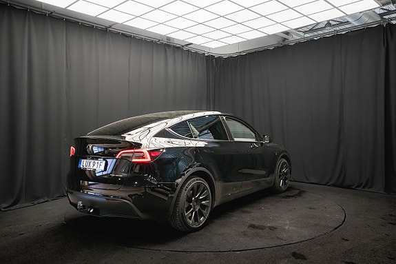 Tesla Model Y 7 of 23
