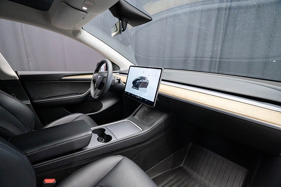 Tesla Model Y 18 of 23