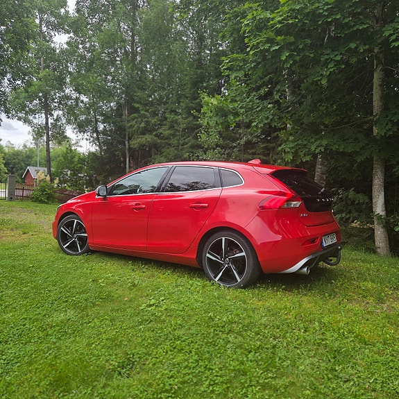 Volvo V40 2 of 5