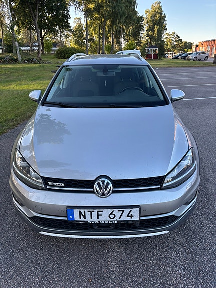 Volkswagen Golf Alltrack 3 of 11