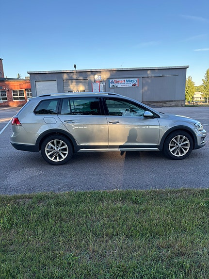 Volkswagen Golf Alltrack 2 of 11