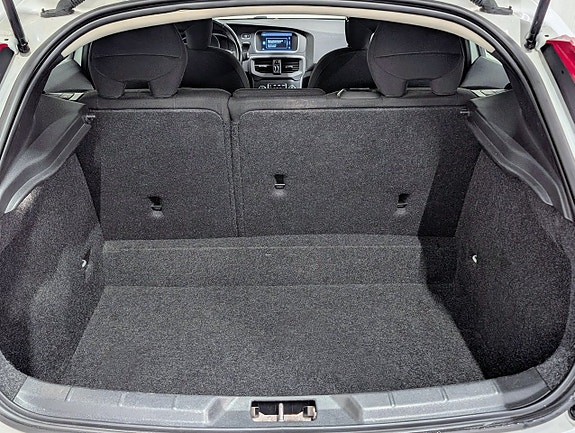 Volvo V40 13 of 14