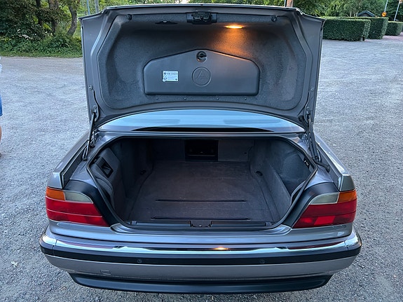 BMW 740i 24 of 30