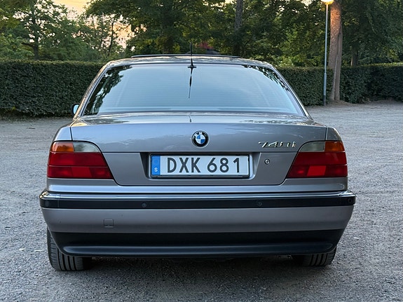 BMW 740i 9 of 30