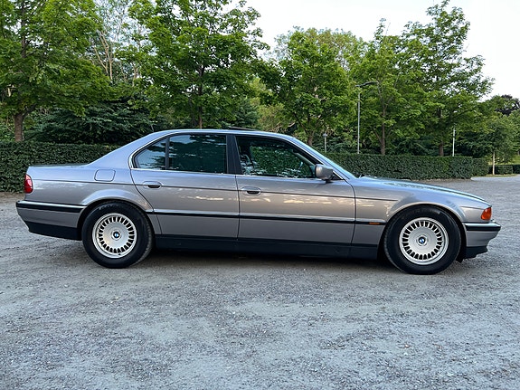 BMW 740i 6 of 30