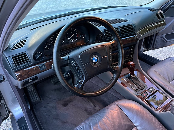 BMW 740i 18 of 30
