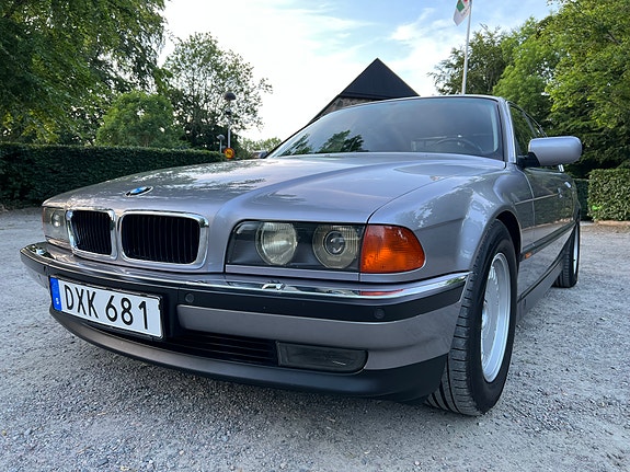 BMW 740i 4 of 5