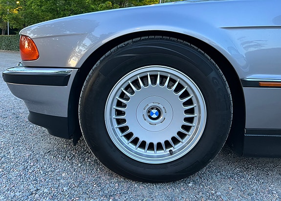 BMW 740i 29 of 30