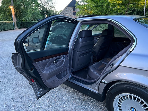 BMW 740i 24 of 30