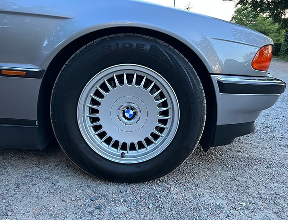 BMW 740i 28 of 30