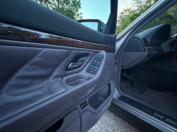 BMW 740i 17 of 30