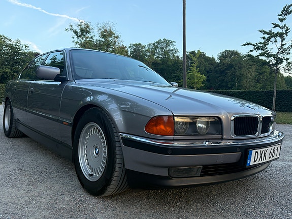 BMW 740i 3 of 5