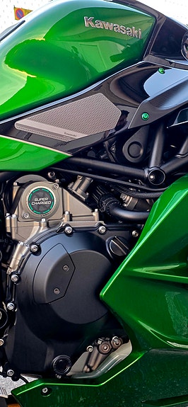 Kawasaki Ninja H2 SX SE 9 of 11