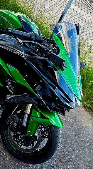Kawasaki Ninja H2 SX SE 3 of 11