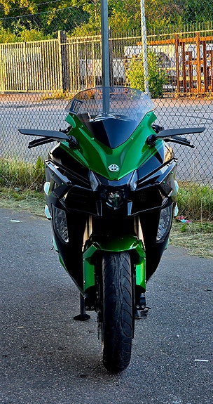 Kawasaki Ninja H2 SX SE 4 of 11