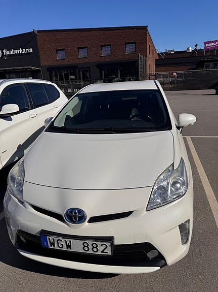Toyota Prius 3 of 5