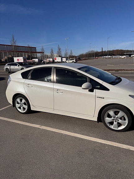 Toyota Prius 2 of 5