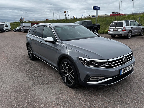 Volkswagen Passat Alltrack 2 of 5