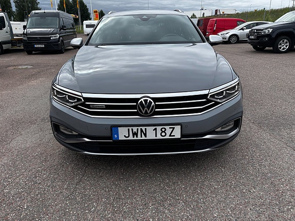 Volkswagen Passat Alltrack 3 of 5