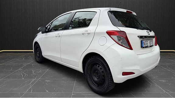 Toyota Yaris 3 of 5
