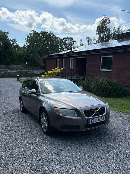 Volvo V70 2 of 5