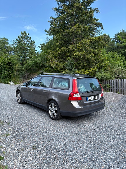 Volvo V70 3 of 5