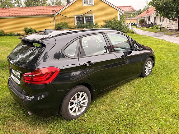 BMW 220i 3 of 5