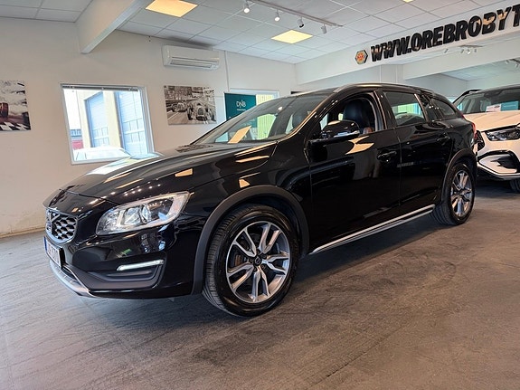 Volvo V60 Cross Country 2 of 5