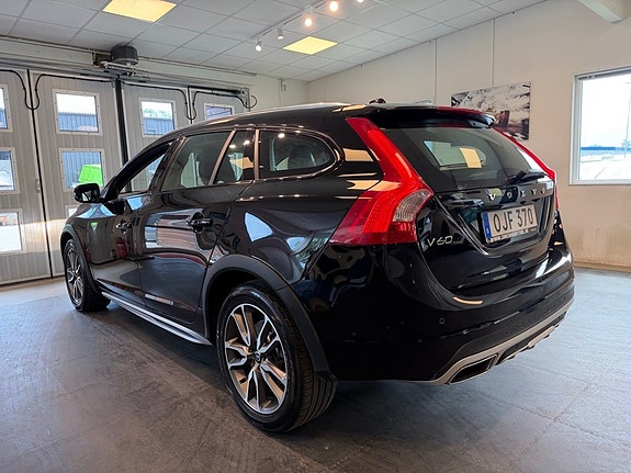 Volvo V60 Cross Country 3 of 5
