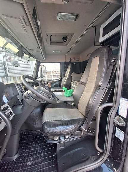 Volvo FM  6x2 9 of 13
