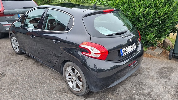 Peugeot 208 3 of 5