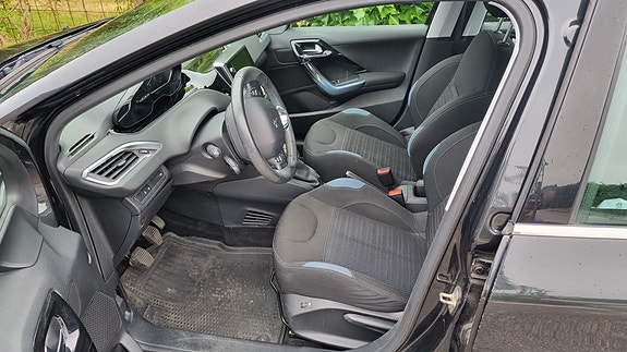 Peugeot 208 2 of 5