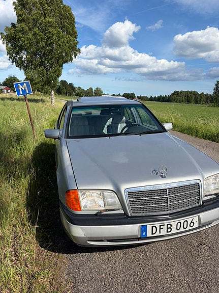 Mercedes-Benz C180 2 of 5