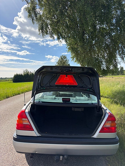 Mercedes-Benz C180 6 of 12