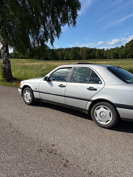 Mercedes-Benz C180 3 of 5