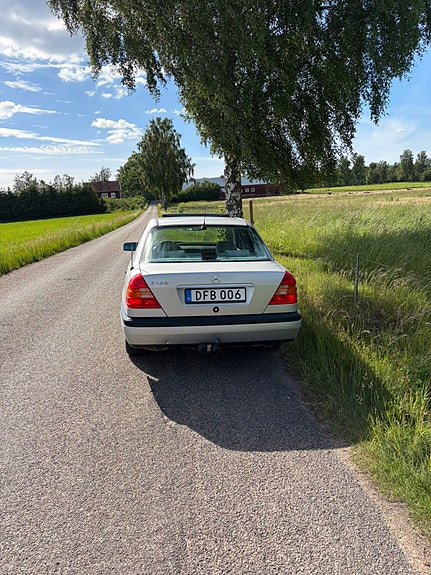 Mercedes-Benz C180 4 of 5